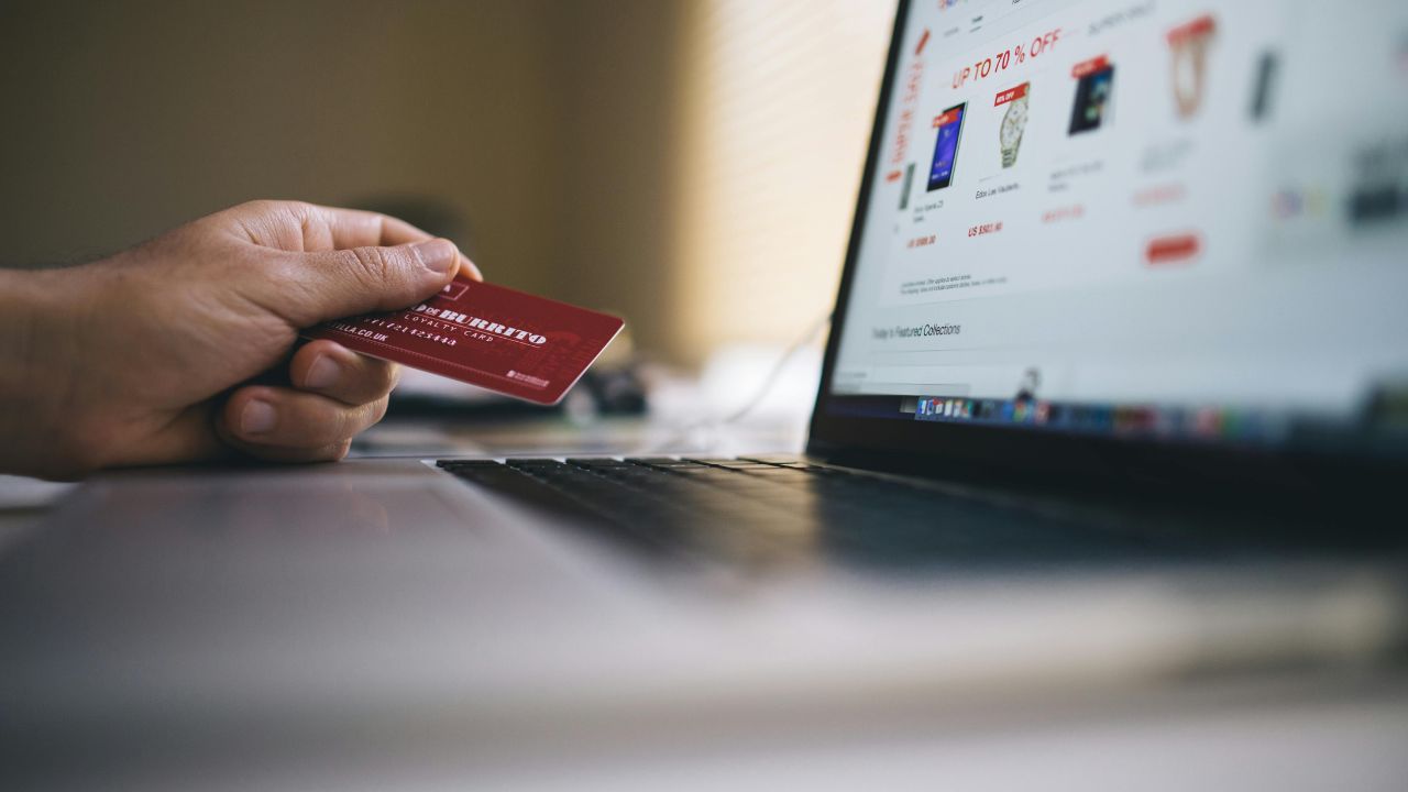 Recensioni fake e maxi-sconti impossibili: le truffe online colpiscono un italiano su cinque, in un anno sottratti 114 milioni di euro
