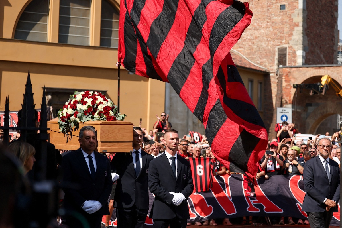 Funerali di Franco Baresi, Milano si ferma per l’ultimo saluto al capitano: da Maldini a Van Basten, il calcio rende omaggio alla leggenda