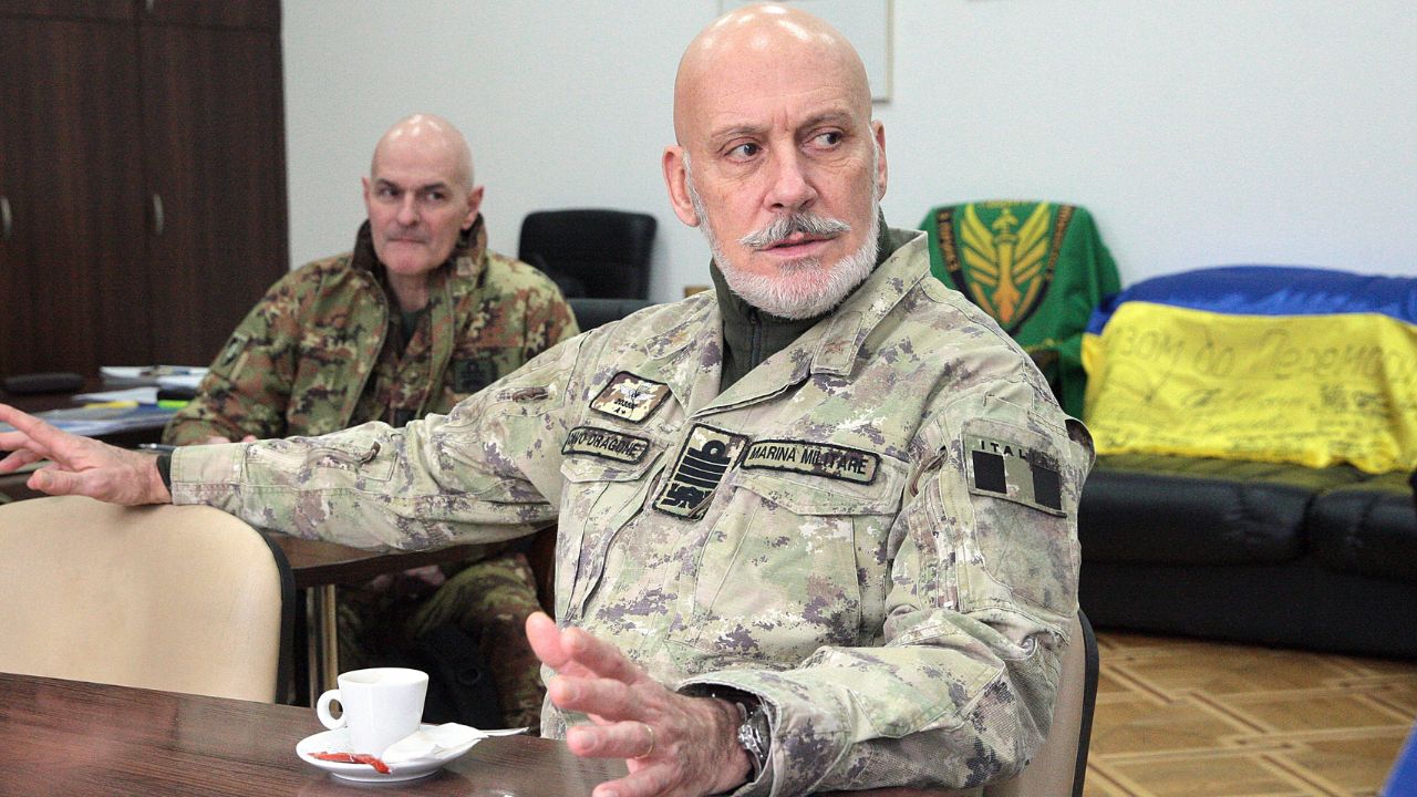 Nato, Cavo Dragone: «Non siamo in guerra, ma la pace piena è finita». Russia, Iran e Corea del Nord cambiano lo scenario