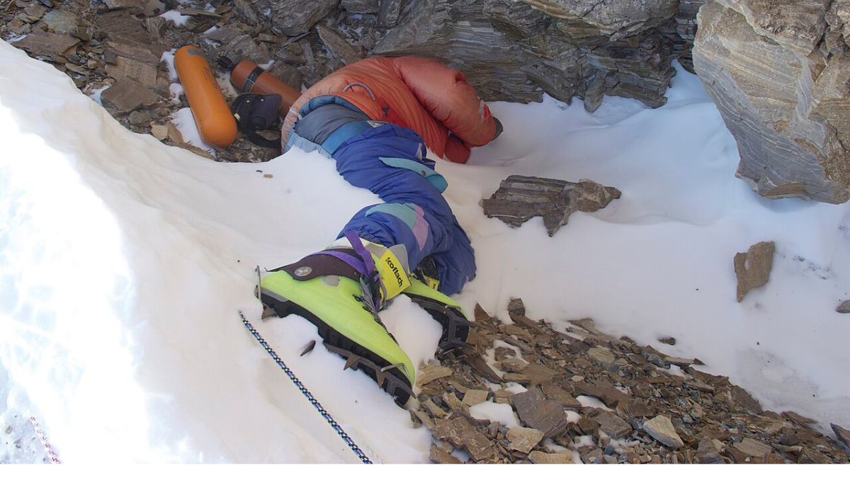 Green Boots può tornare a casa: il corpo congelato rimasto per trent’anni in bella vista sull’Everest verrà finalmente recuperato