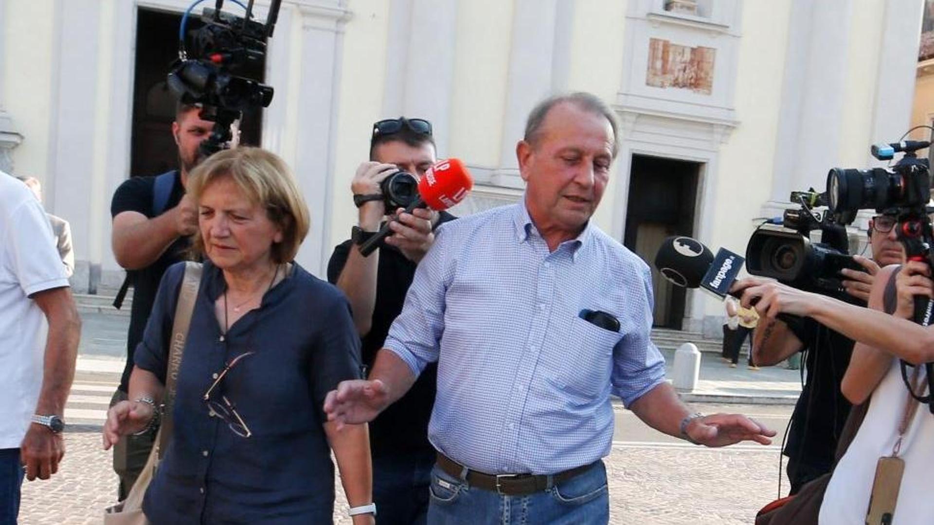 Garlasco, i genitori di Chiara chiedono silenzio: «Vogliamo ricordarla da soli». Ma da 19 anni non hanno più un dolore privato