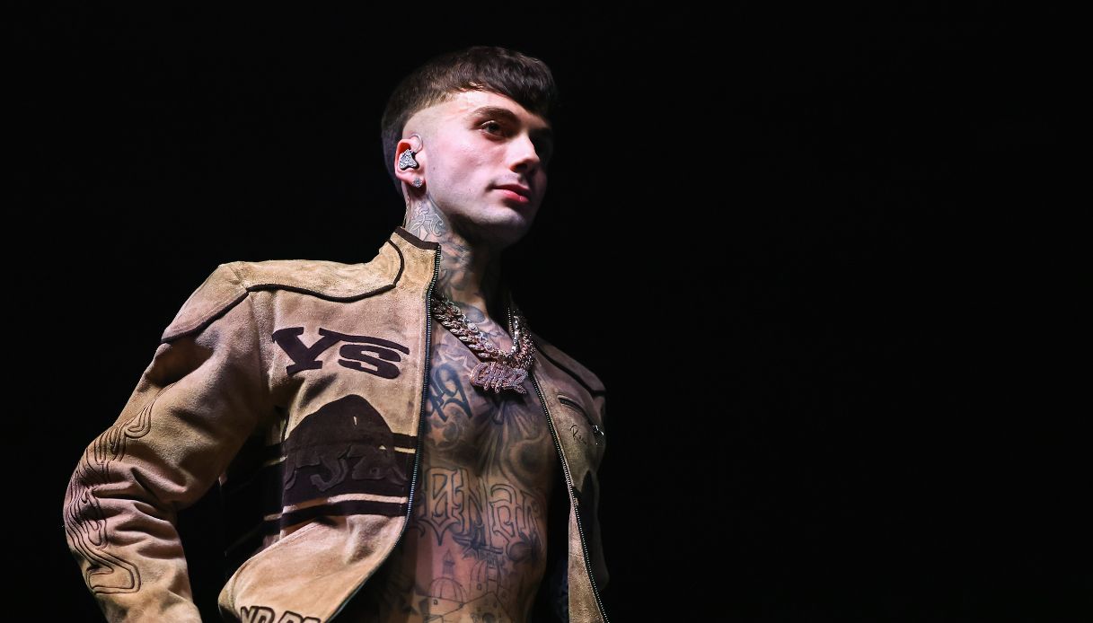 Tony Boy arrestato a Milano: in casa cocaina, hashish e una pistola con matricola abrasa. Il rapper fa una diretta durante la perquisizione