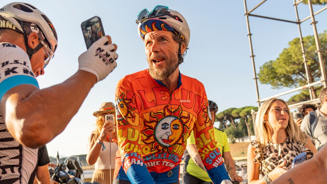 Jovanotti “conquista” la Calabria in sella: sudore, salite impossibili e l’abbraccio della gente prima del grande show