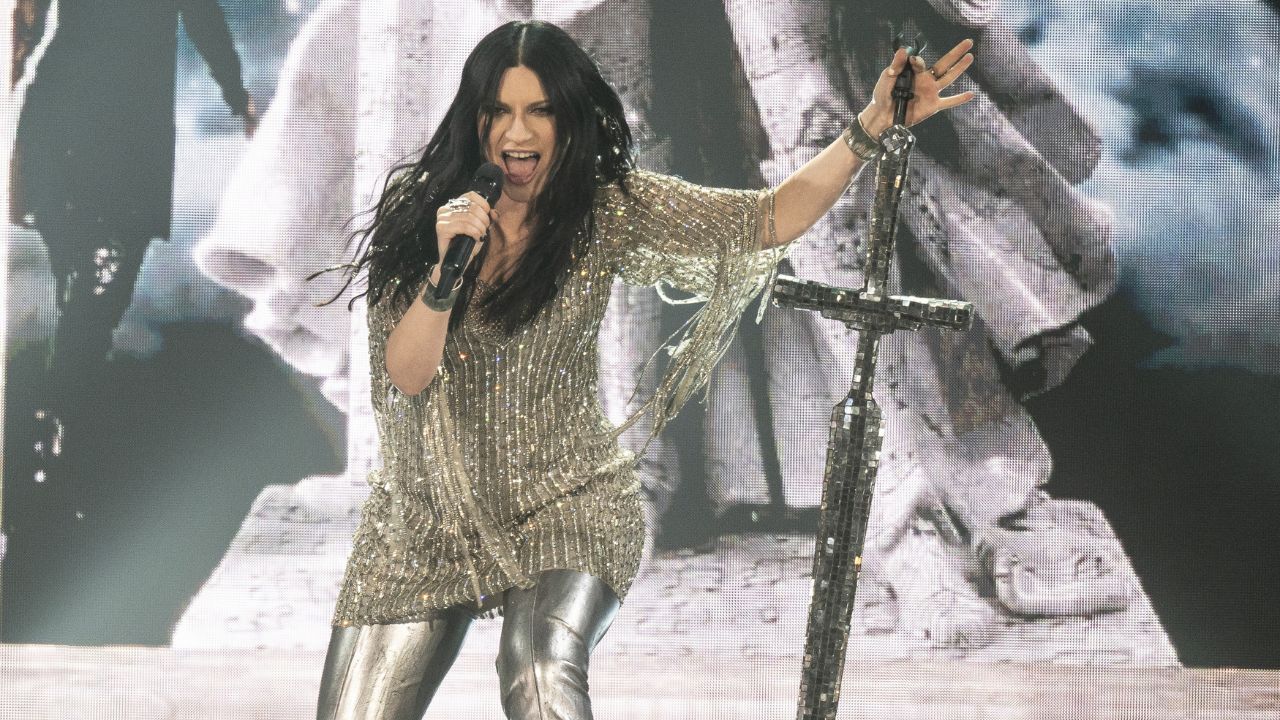Laura Pausini è satanista? La folle teoria che infiamma il web: «Inneggia al diavolo nelle sue canzoni»