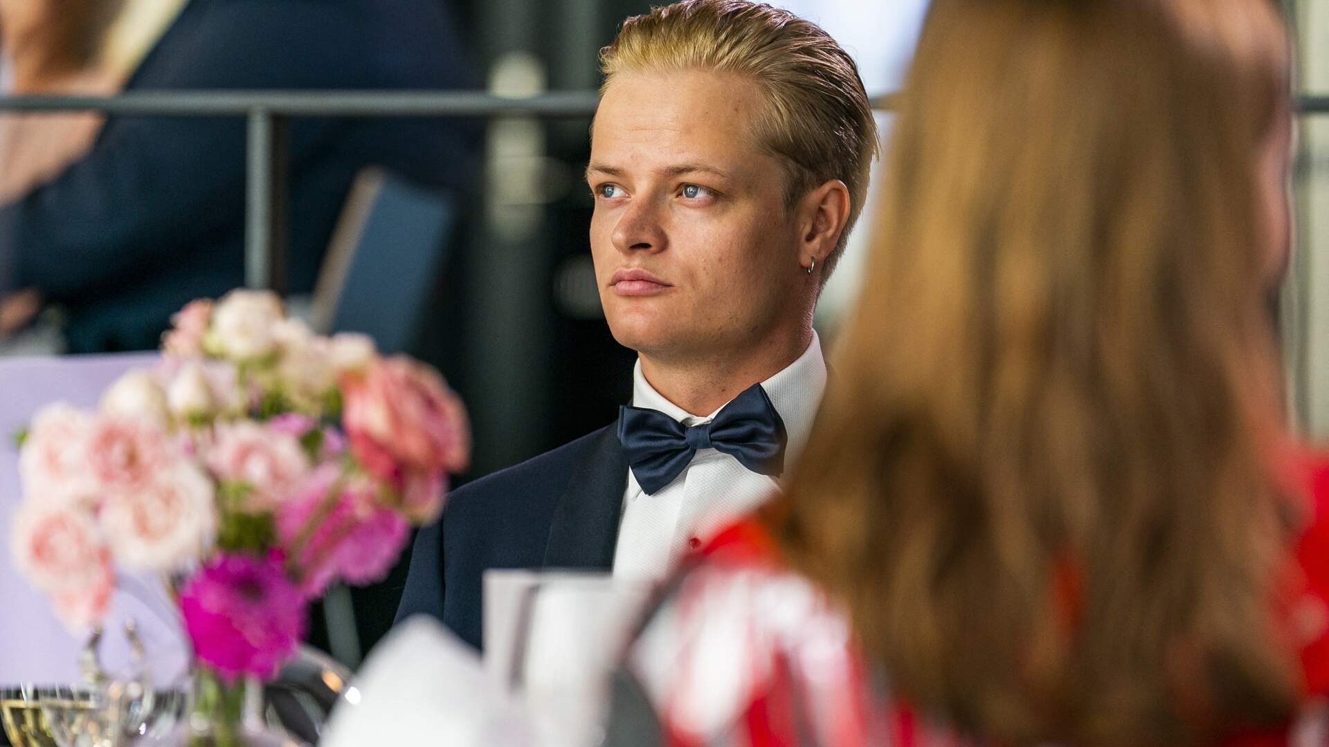 Norvegia, il figlio della principessa Mette-Marit ai domiciliari d’oro: piscina e parco dopo la condanna per stupro