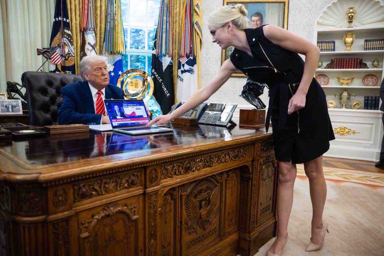 Natalie Harp, la presunta amante di Trump sempre più potente alla Casa Bianca: avrebbe scritto ai leader mondiali al posto del presidente