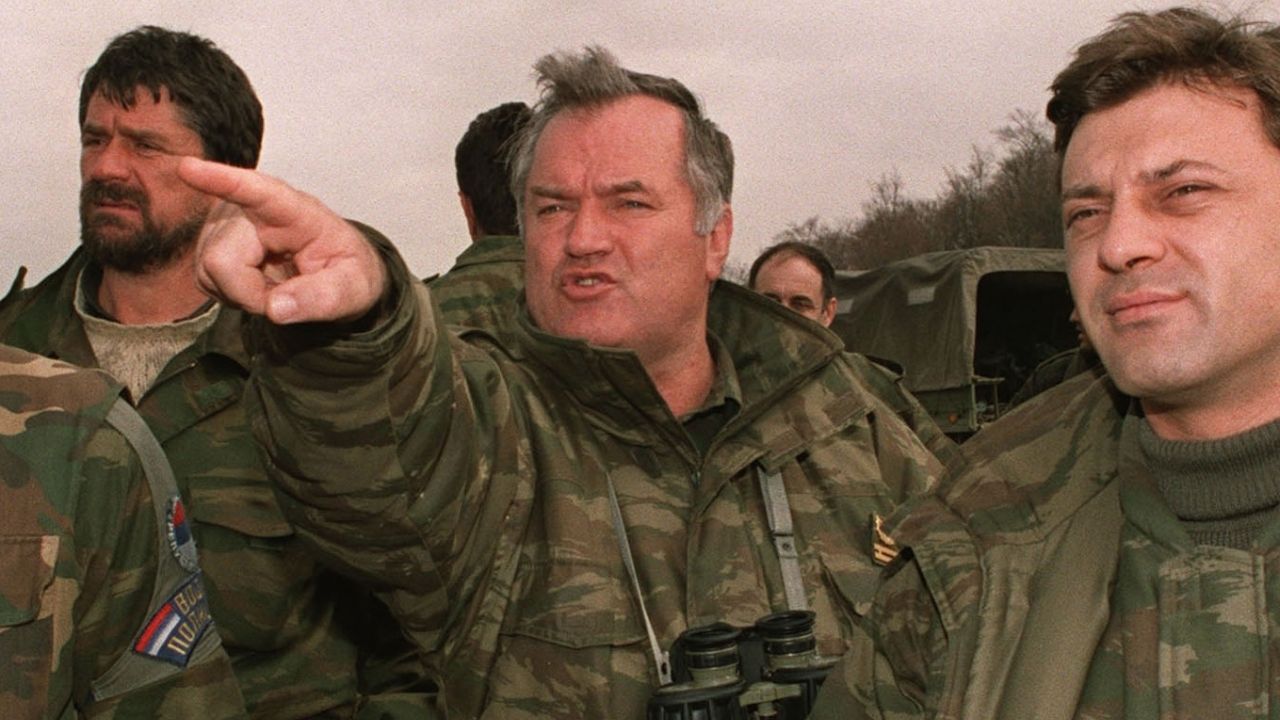 Funerale di Stato e onori militari per Ratko Mladic: la Serbia celebra il “macellaio dei Balcani” autore del genocidio a Srebrenica