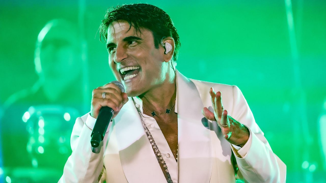 Sal Da Vinci prende in braccio una bambina disabile al concerto, piovono insulti. Lui sbotta: «Pronti a tutti per qualche like»