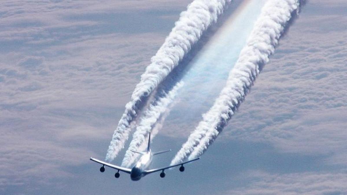 Google studia come “cancellare” le scie degli aerei: nasce Blue Skies, l’esperimento con l’AI che farà impazzire i complottisti