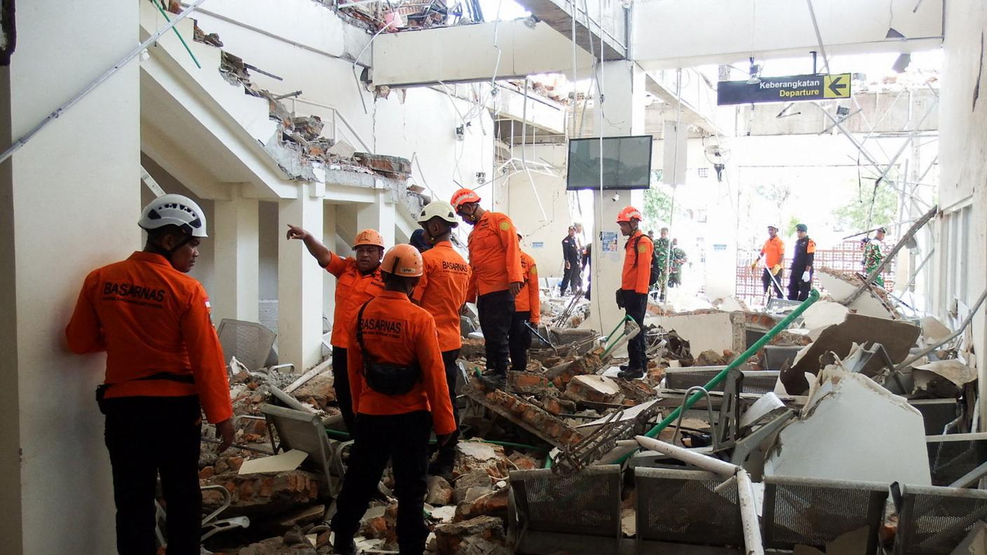 Terremoto in Indonesia, tredici italiani bloccati a Flores: «Faremo i turni di notte per controllare l’allerta tsunami»