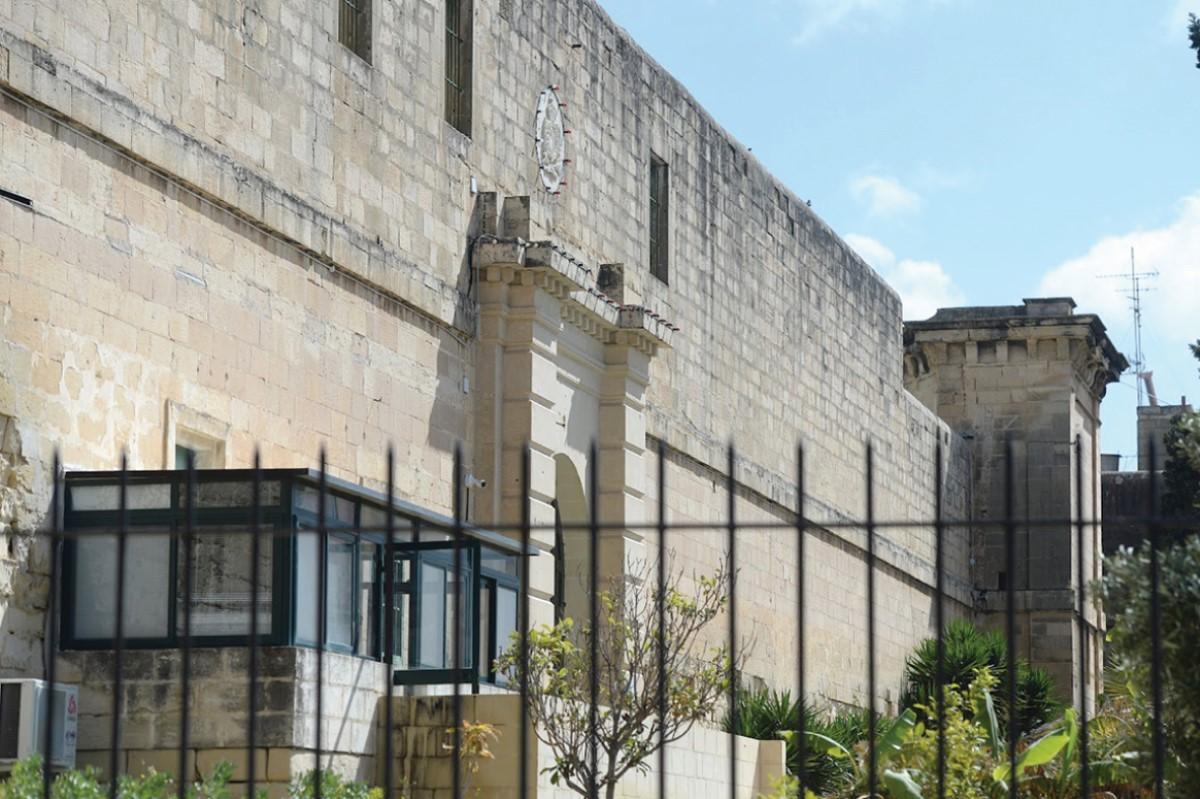 “Mio figlio di 15 anni in isolamento a Malta”: l’incubo di Flavio, tra celle senza acqua, pasti senza posate e atti di autolesionismo