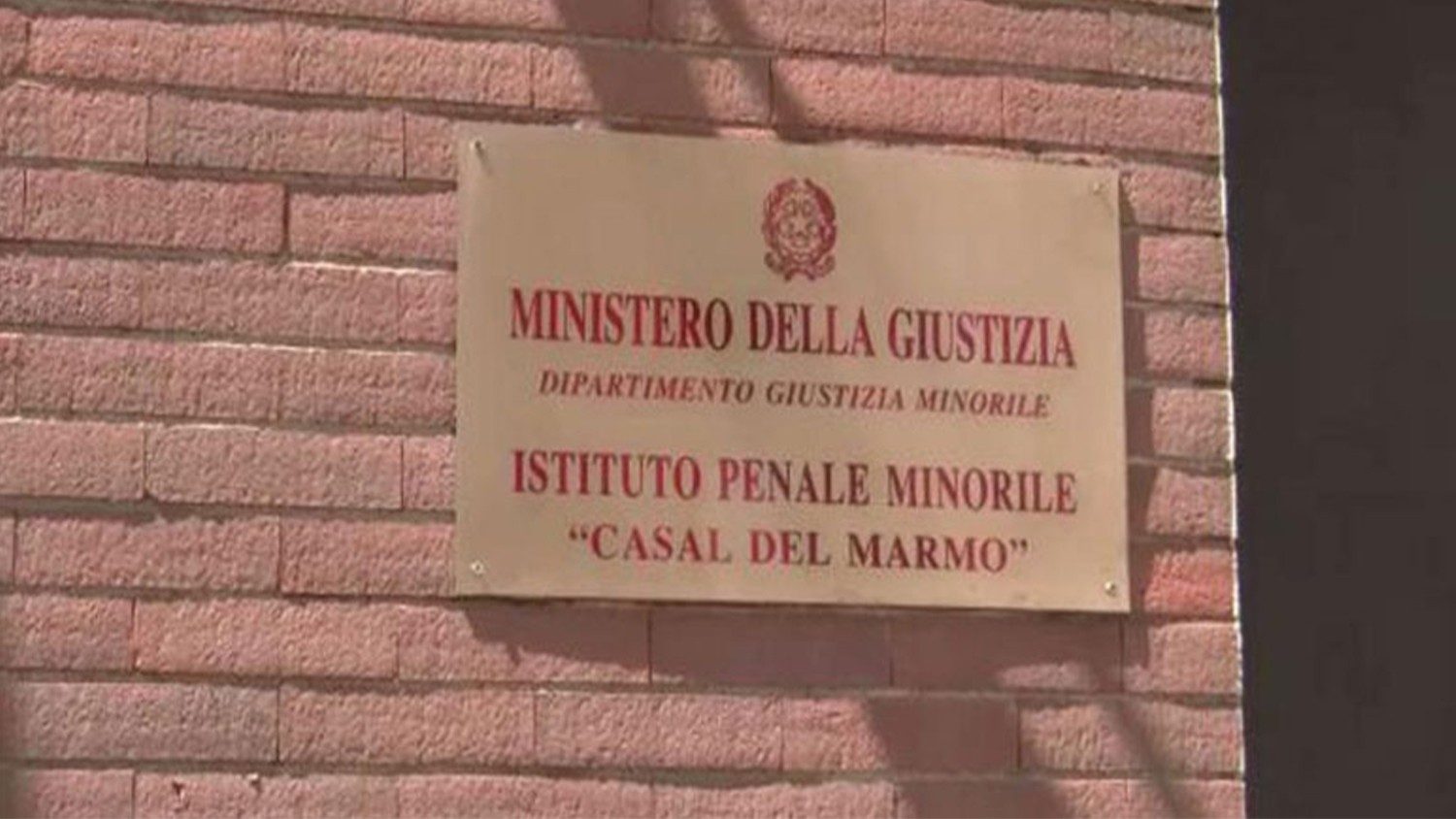 Dodici ragazzi torturati a Casal del Marmo: tre agenti sospesi, dieci indagati