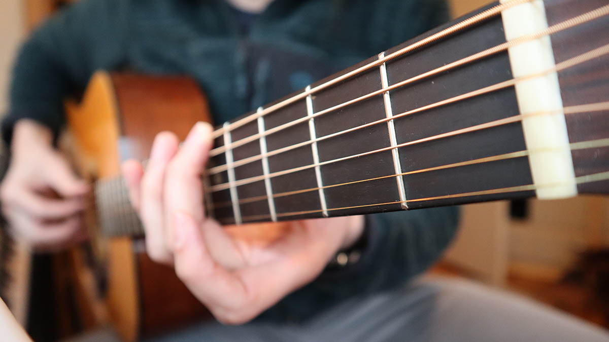 Giappone, radio e chitarra a tutto volume per 7 anni: arrestato 61enne
