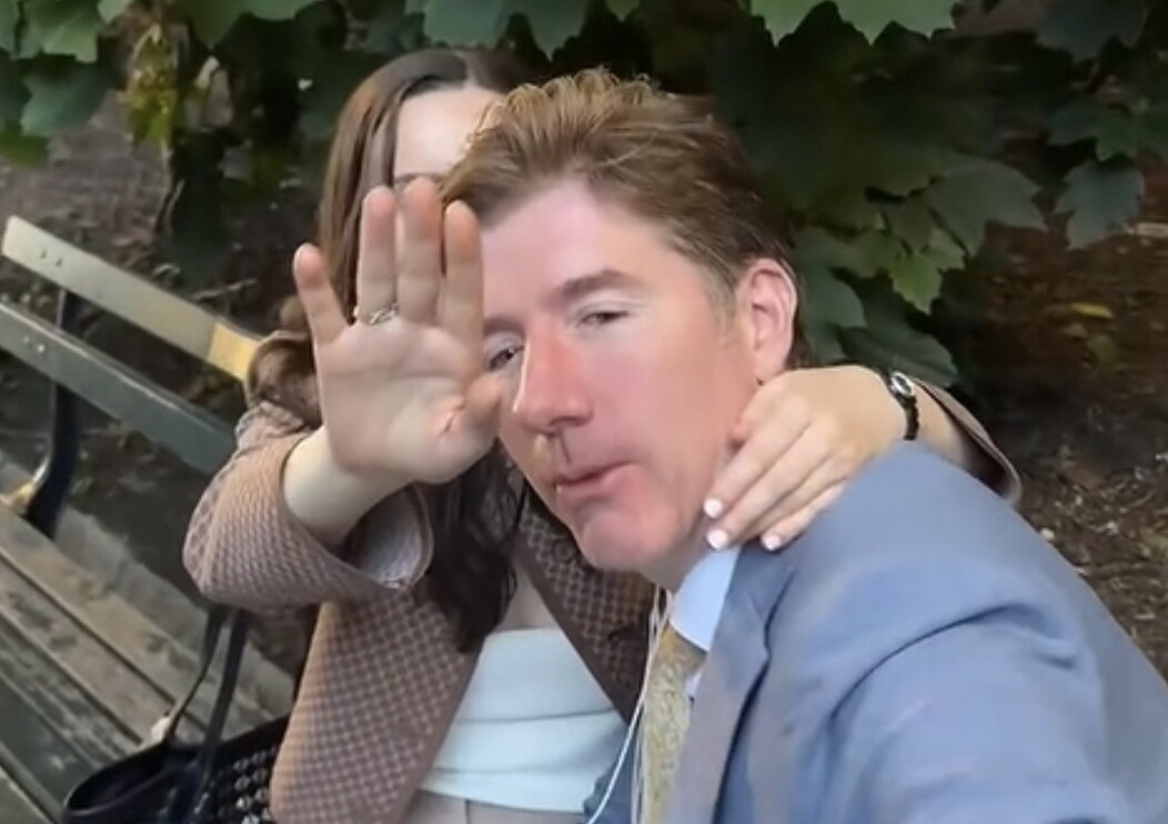 New York, il bacio del tradimento coniugale che è costato la carriera a un avvocato star