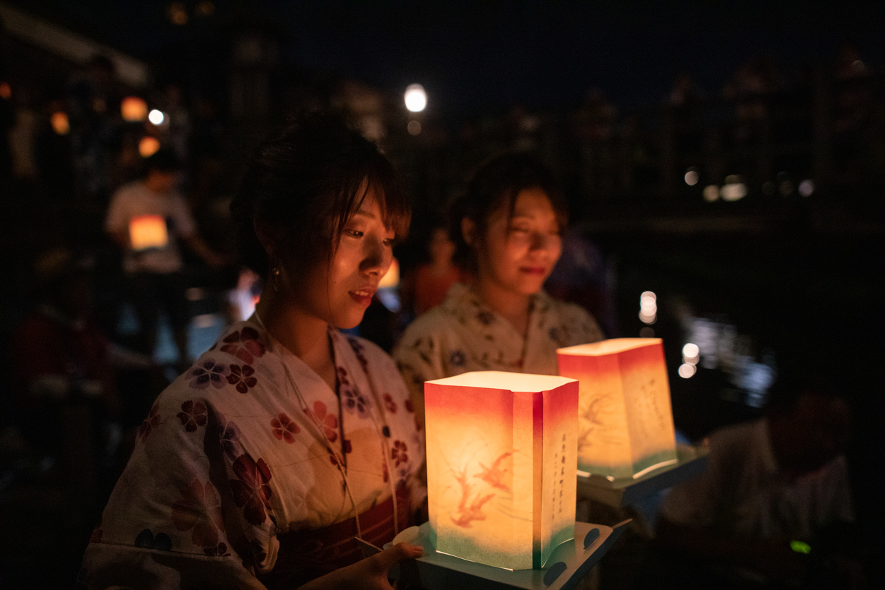 Ferragosto nel mondo, dal mare della Spagna alle lanterne del Giappone: come si celebra il 15 agosto negli altri Paesi