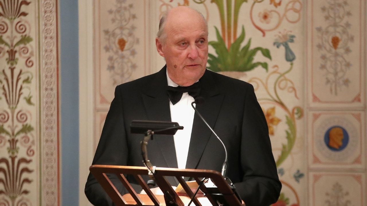 Norvegia, morto re Harald V: Haakon VIII sale sul trono, ma sulla nuova famiglia reale pesano la condanna per stupro di Marius e l’ombra Epstein