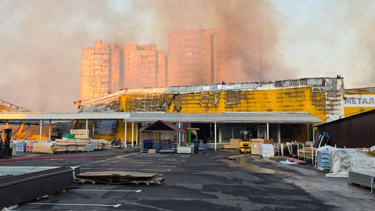 Attacchi droni Ucraina: fiamme a Wildberries e raffineria Lukoil in Russia