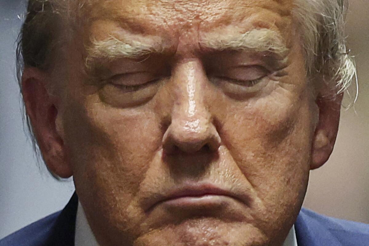 La teoria complottista del “telecomando per tenere sveglio Trump”: il video virale