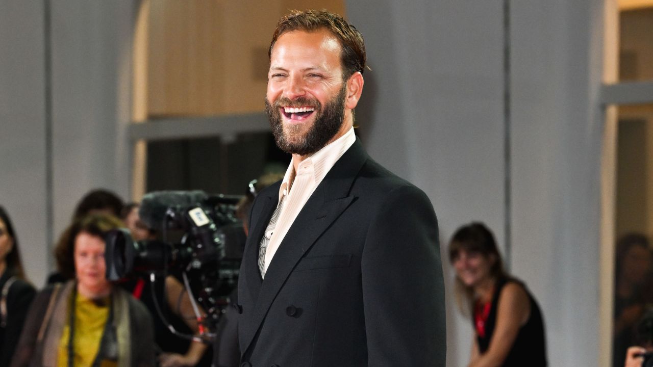 Alessandro Borghi contro Vannacci: «È il Fabrizio Corona della politica». Poi sui migranti: «Dovrebbero occuparsene le istituzioni»