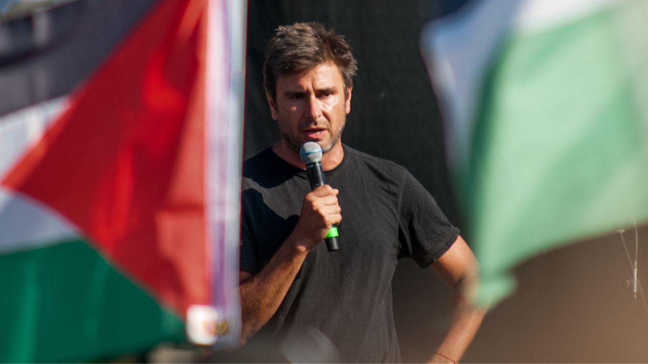Alessandro Di Battista sedato in terapia intensiva a Cuba, l’intervento è riuscito: «Ora bisogna aspettare». Rientro rinviato