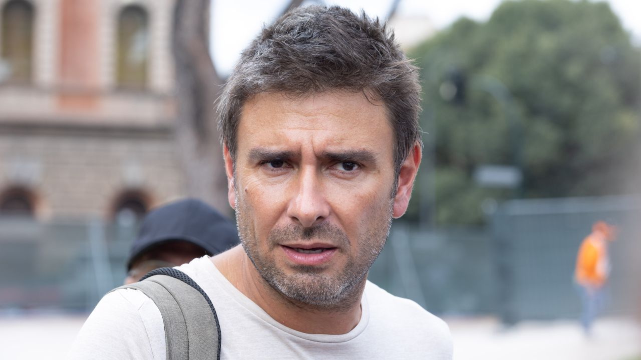 Alessandro Di Battista migliora dopo l’intervento: ha ripreso a parlare e potrebbe rientrare in Italia venerdì