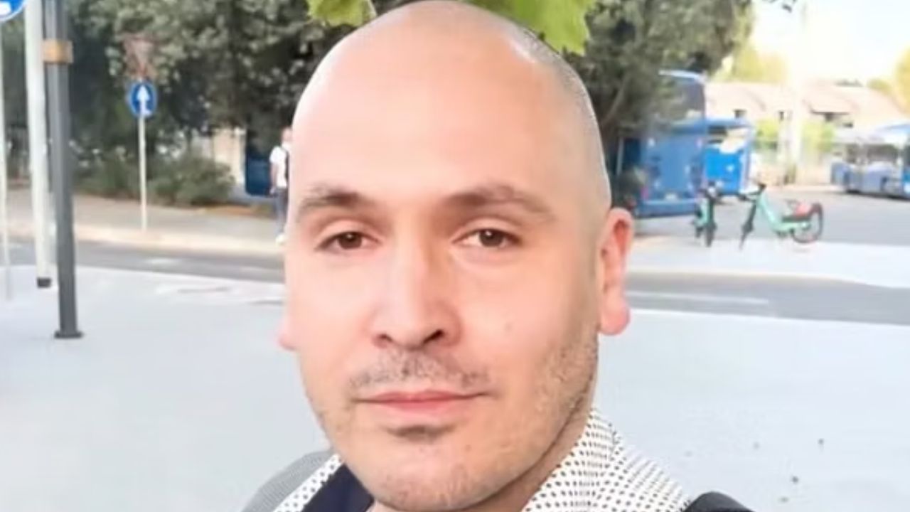 Delitto di Garlasco, il nuovo look rasato di Andrea Sempio per l’incontro con i legali