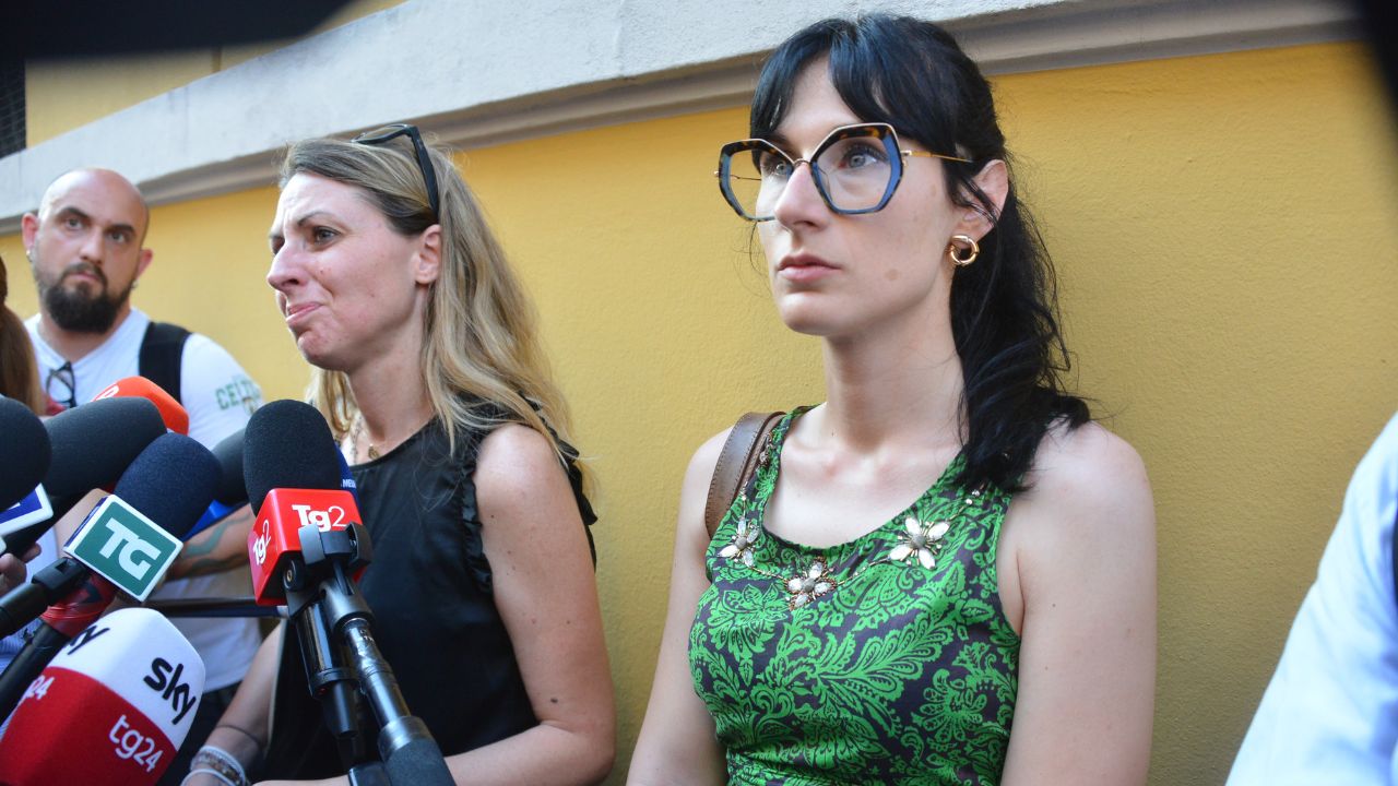 Garlasco, scontro di fuoco su Andrea Sempio: «Parlava di suicidio nei suoi diari». Angela Taccia: «Non c’è alcuna diagnosi»