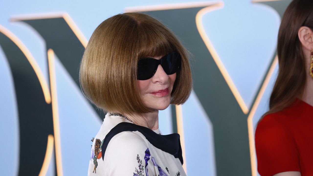 Anna Wintour sbarca a Milano con Vogue World: beneficenza, milioni e poltrone da 25 mila euro. Il conto della grande festa della moda