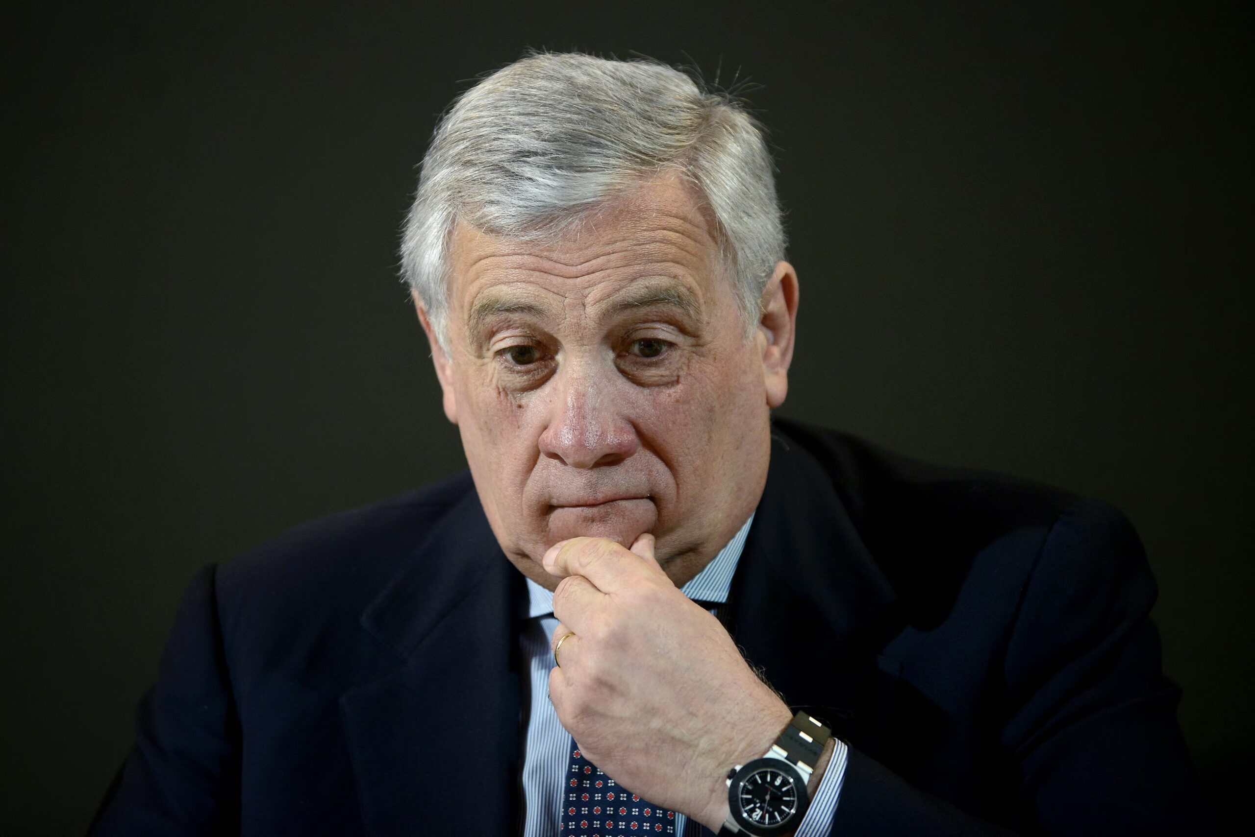 Tajani inventa il “gonnellometro”: «Le donne meno appariscenti sono più fedeli». E il web si scatena sulla teoria del vicepremier