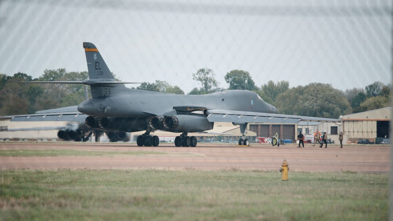 Giallo alla base di Fairford: niente esplosivo nei furgoni e cinque sospetti già liberi. Trump furioso: «Noi non li avremmo rilasciati»