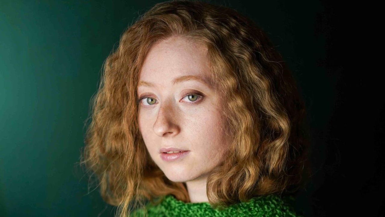 L’attrice Beatrice Paolucci si racconta: “In Italia ci prendiamo troppo sul serio”