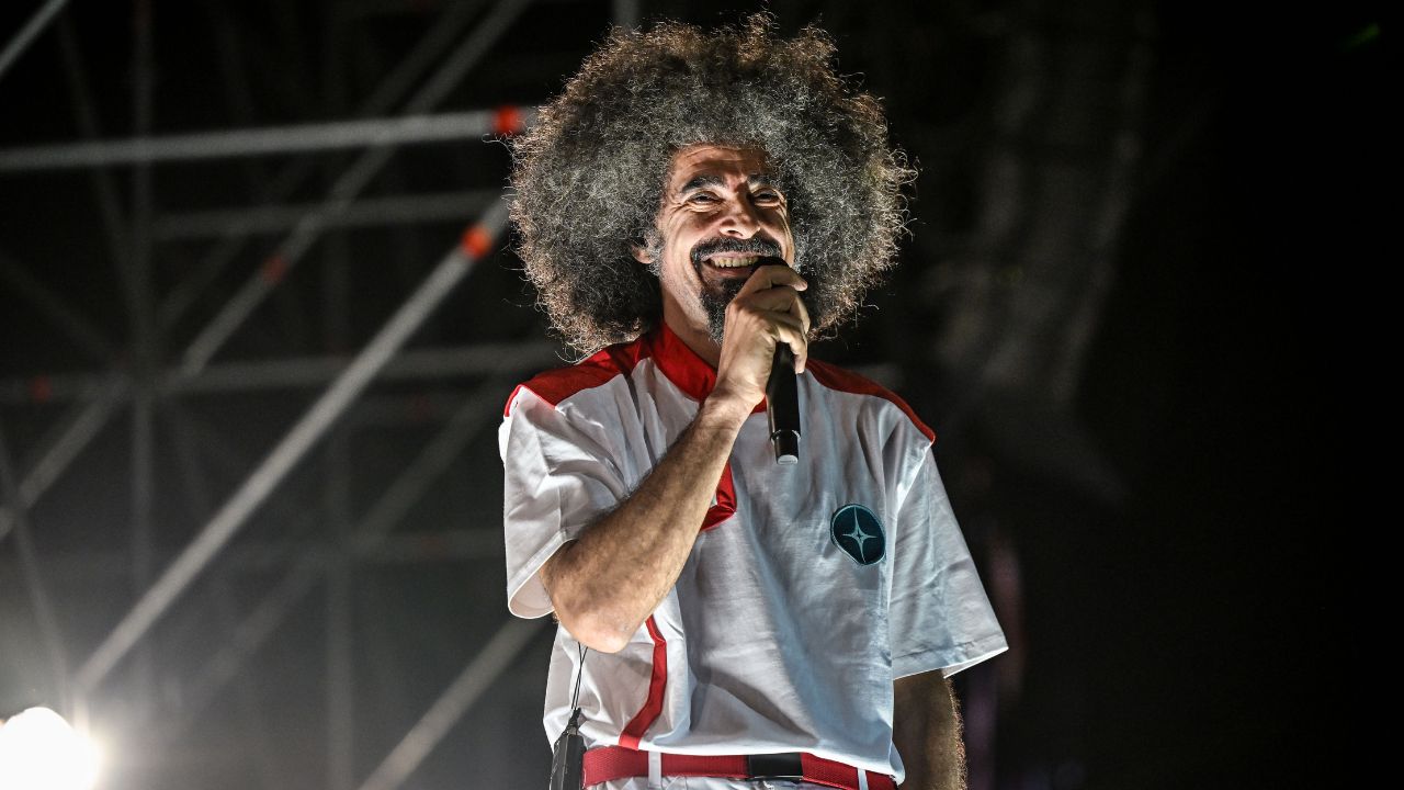 Caparezza, il messaggio ai fan preoccupa: «Lasciatemi andare». Sarà per l’ipoacusia e l’acufene?