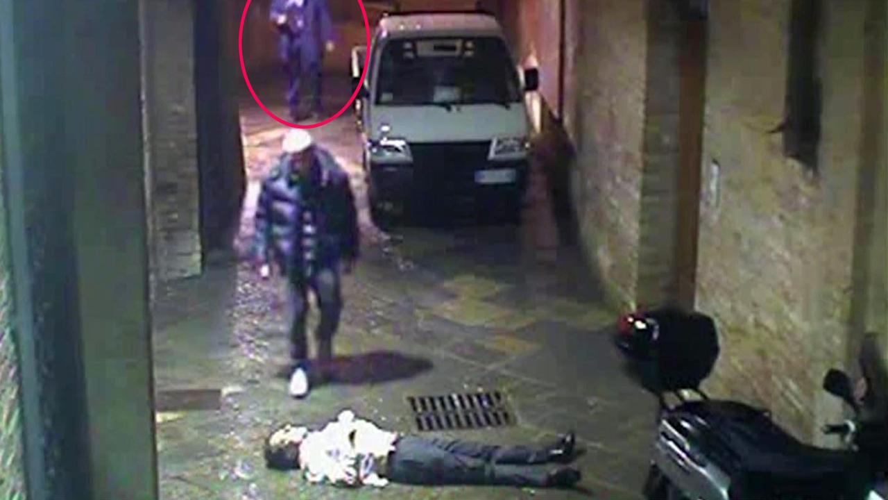 David Rossi, la perizia ribalta la scena: «Aggredito da almeno due persone, era cosciente e cercò di difendersi»
