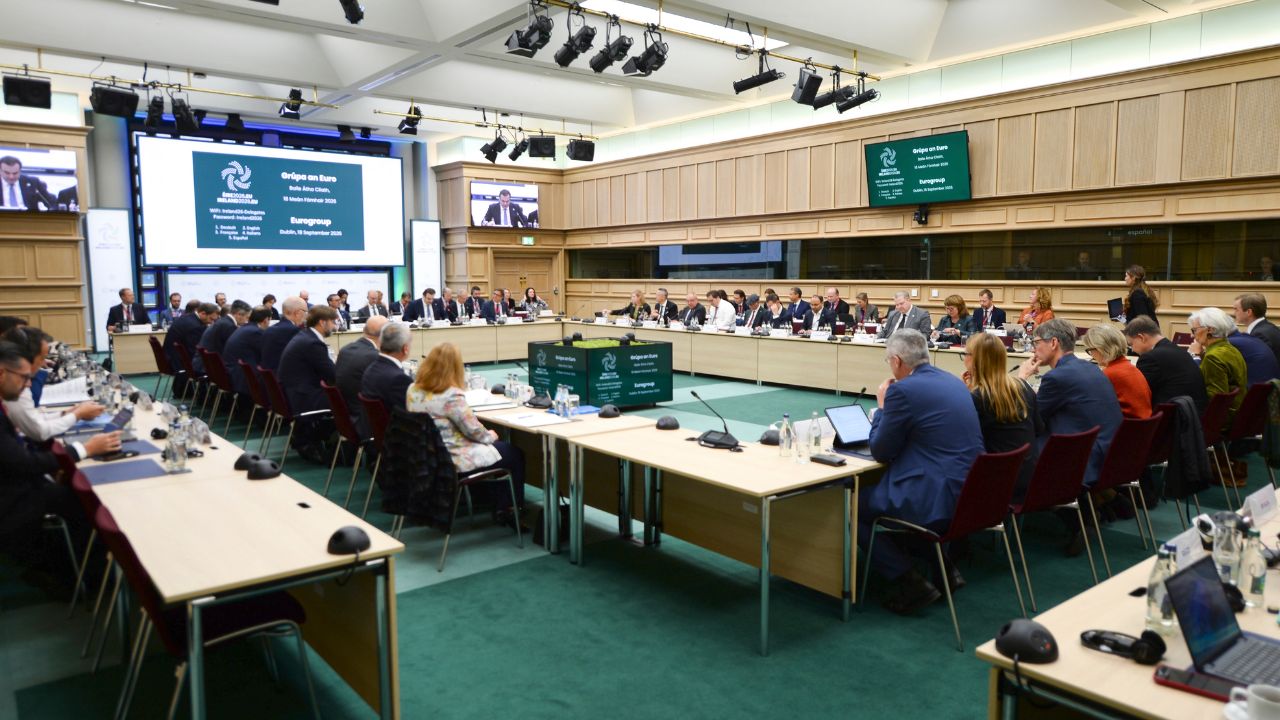 Tassa sugli extraprofitti energetici: l’Eurogruppo si spacca e la Commissione rinvia la discussione