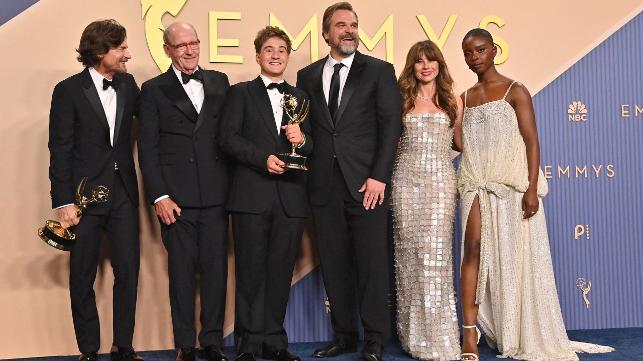 Emmy Awards 2026, tutti i vincitori: trionfo assoluto per Widow’s Bay, The Pitt e Pluribus
