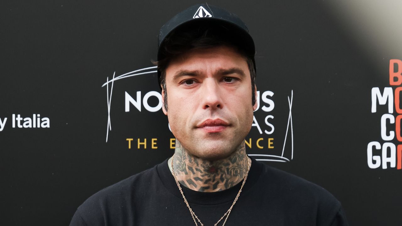 Fedez si scopre il nuovo Vespa: dopo Meloni, Renzi e Vannacci porta Beppe Grillo a Pulp. «È un complimento?»