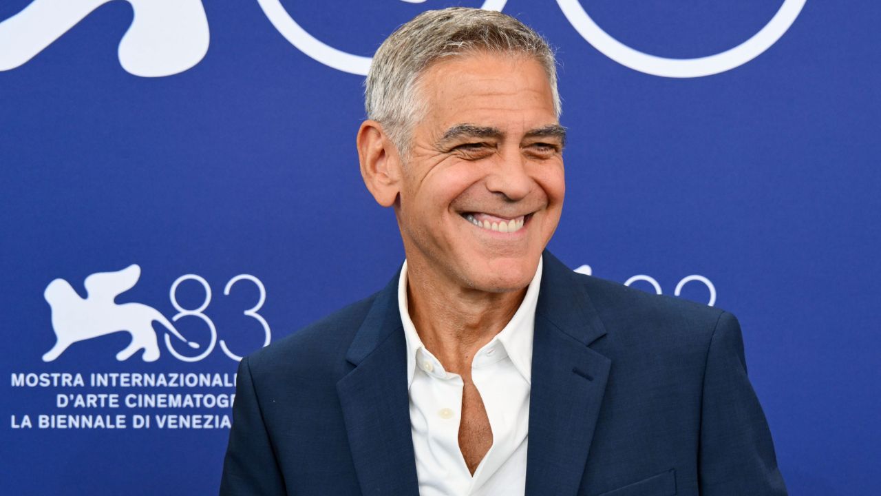 Venezia 83, George Clooney e l’attacco durissimo a Trump: “Mi vergogno da cittadino di tutto questo”