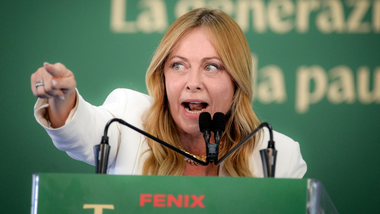 Meloni parla di bollo, burqa e gonne, ma gli italiani guardano benzina e portafoglio: il 59% boccia il governo. E Schlein intanto sprofonda