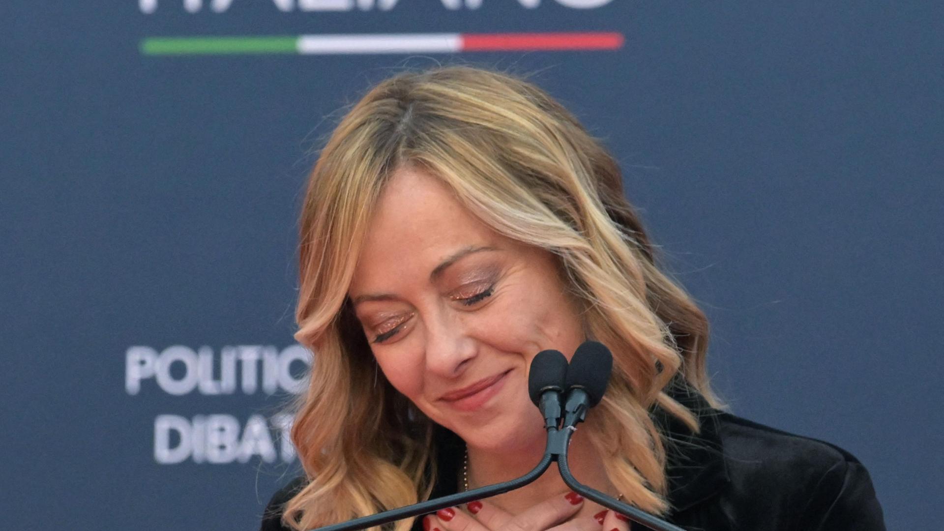 Meloni celebra a Bari il governo dei record tra panzerotti e luminarie: 60 pullman per la festa, ma Leccese e Decaro restano fuori