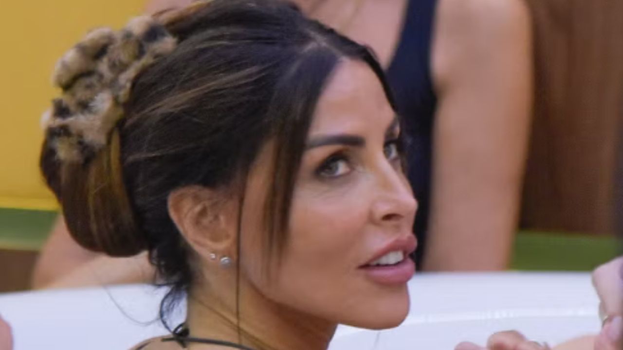 Guendalina Tavassi affonda Valeria Marini e Carmen Di Pietro: la battuta è spietata: «Brutta copia di Paola e Chiara»