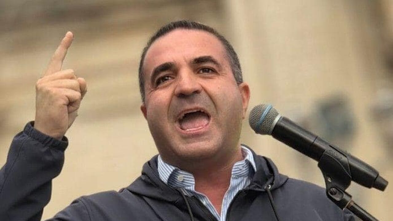 «Cornuto sei tu!». A Reggio Calabria volano gli stracci tra Cannizzaro e Vannacci: la campagna elettorale finisce a insulti