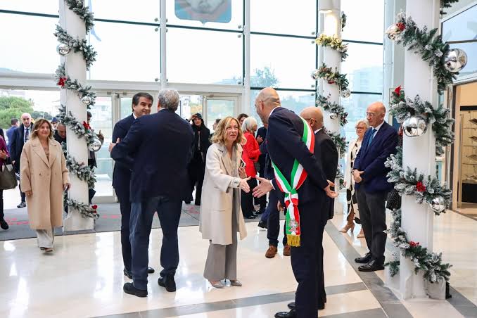Meloni a Bari, il sindaco Leccese la accoglie ricordando la Vlora: «Questo porto abbracciò migliaia di disperati in cerca di futuro»