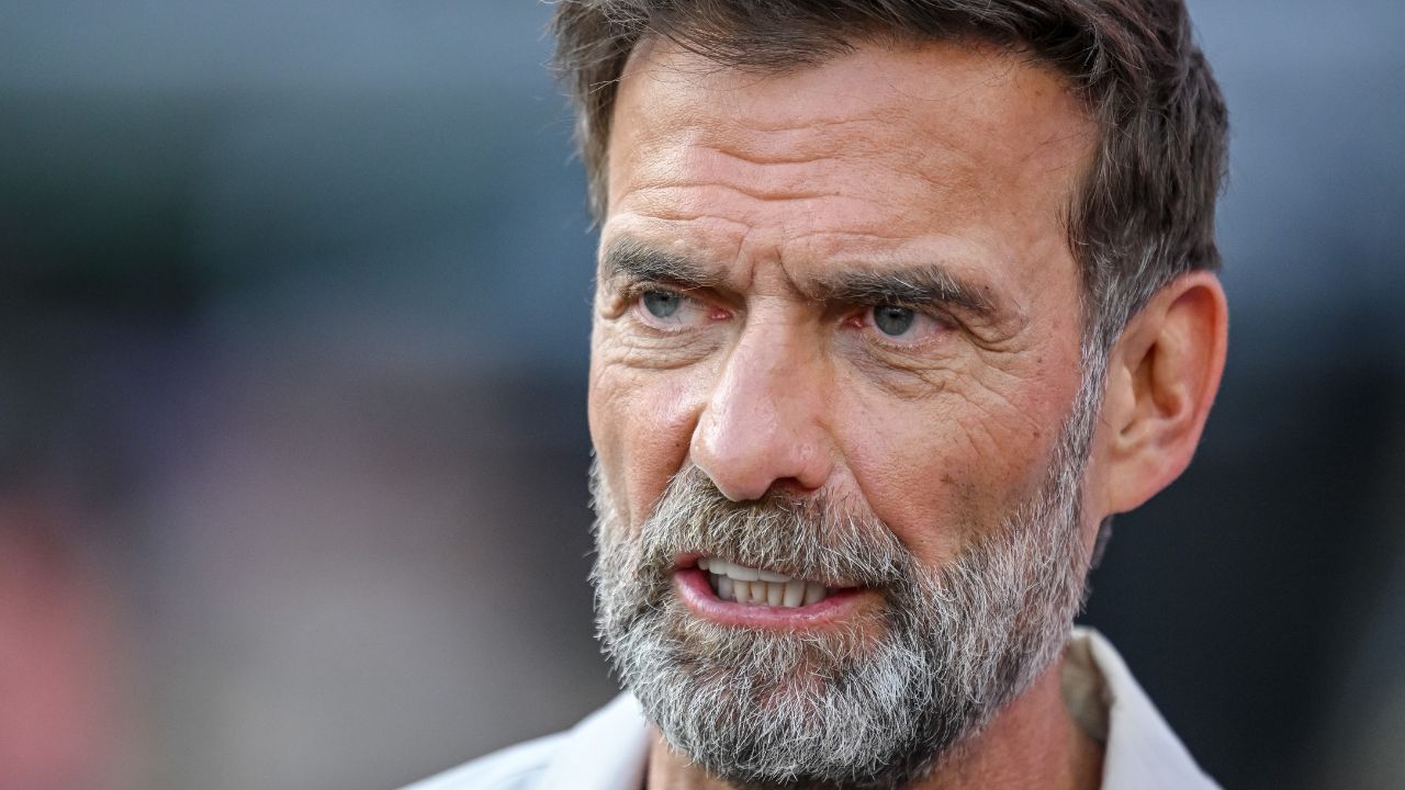 Jürgen Klopp, debutto da ct e comizio contro l’AfD: «Sono di sinistra, i ricchi paghino». Poi difende l’Europa e vuole riprendersi la bandiera tedesca