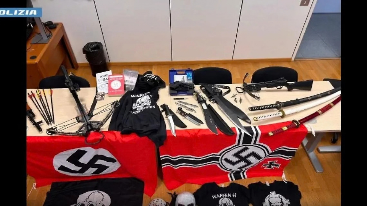 Blitz della Digos contro la rete suprematista, arrestato un minorenne con un arsenale e manuali operativi per attentati terroristici