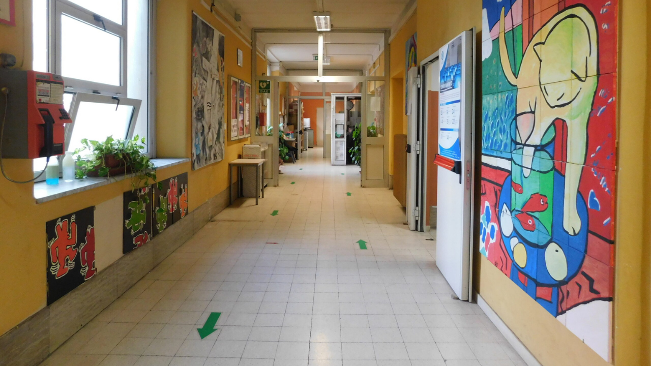 Studente tredicenne accoltella la prof in classe: paura in una scuola media a Roma