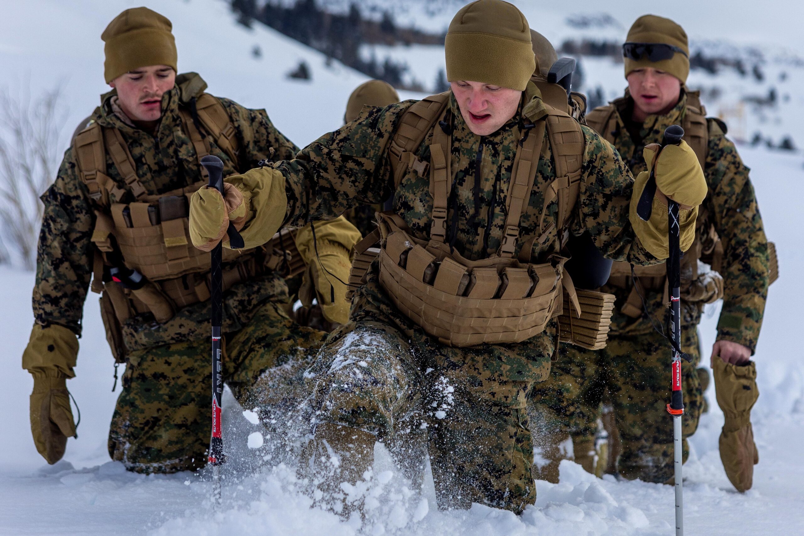 Marines Usa, figuraccia mondiale: gli scarponi si sfasciano sulla neve Nato. E la superportaerei Lincoln arriva in porto coperta di ruggine