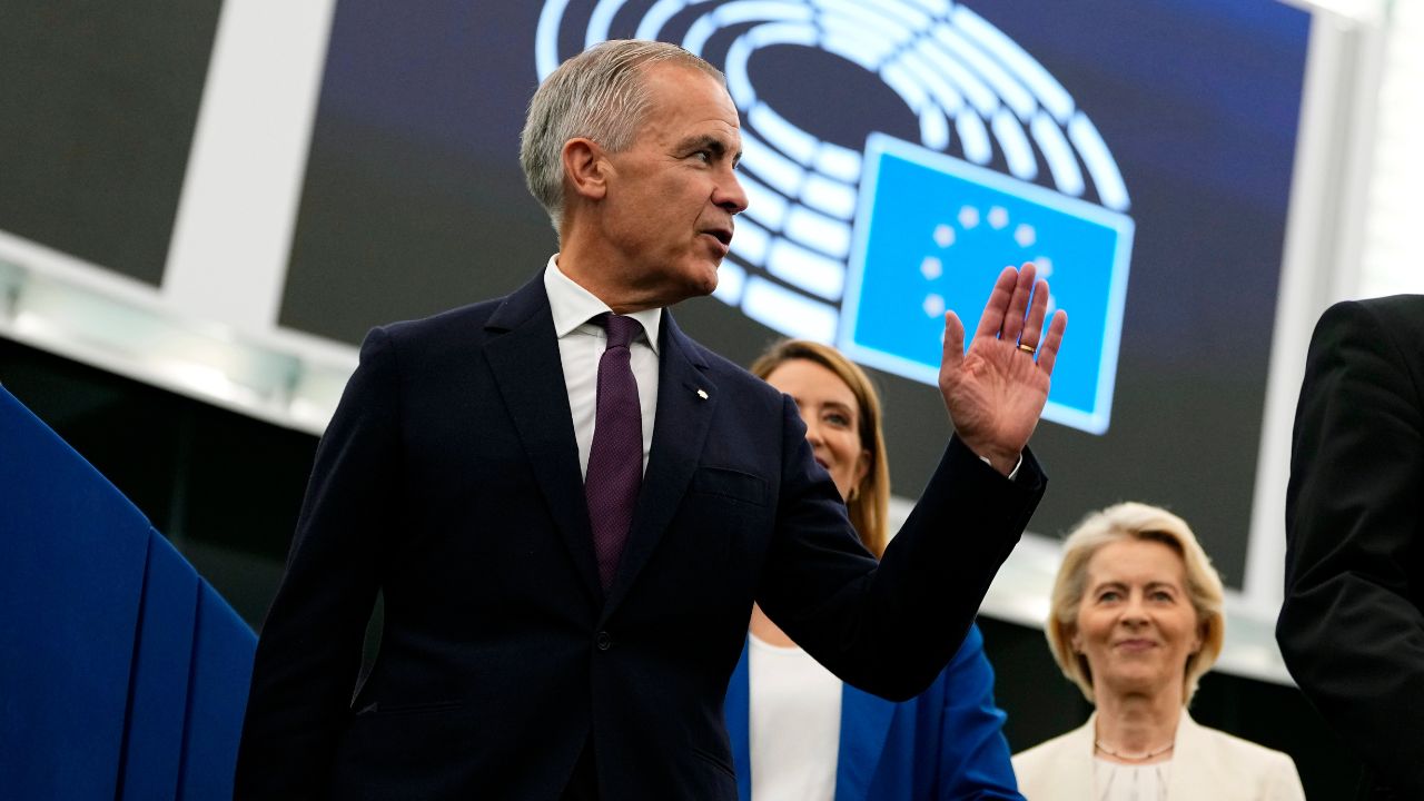 Carney conquista l’Europarlamento e lancia l’asse Canada-Ue: «Insieme siamo più forti». La stoccata a Trump sui dazi