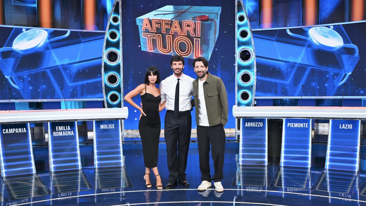 Affari Tuoi trasloca a Milano, studio tecnologico e un nuovo arrivato: “Tommasino”