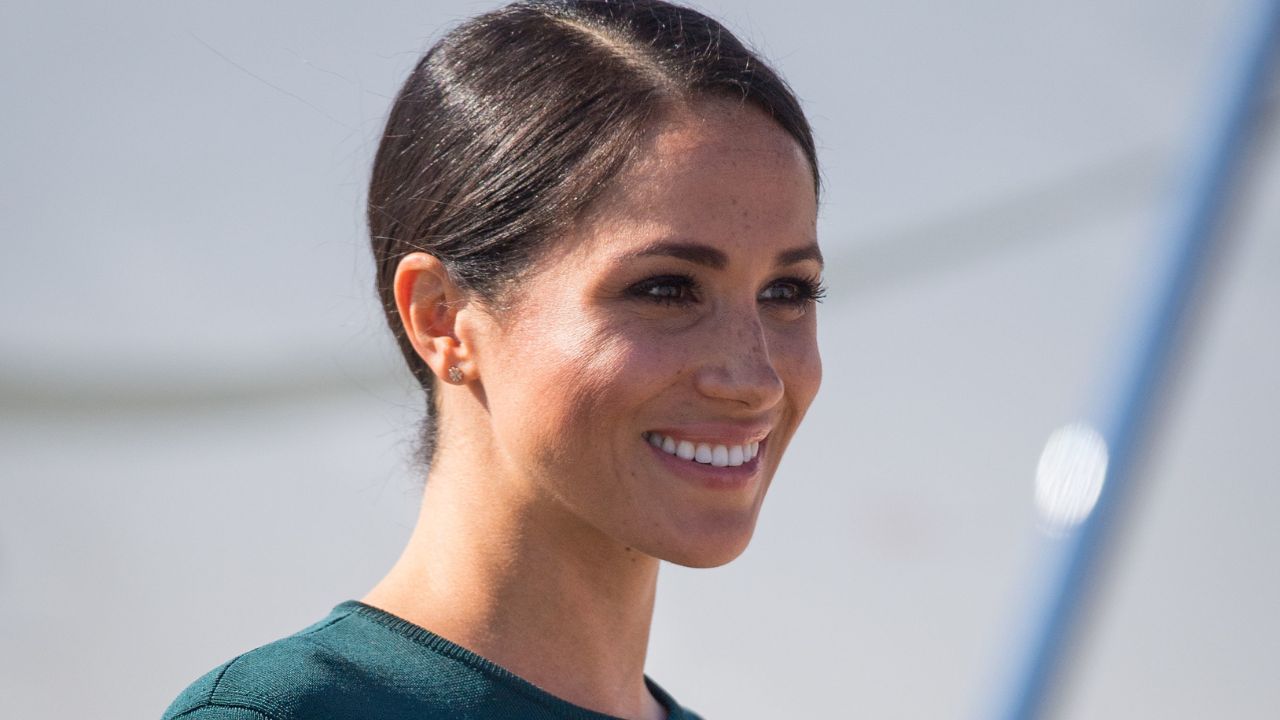 Meghan Markle, anche la principessa Eugenie le volta le spalle. Il libro con dedica venduto su eBay per poche sterline scatena il caso a corte