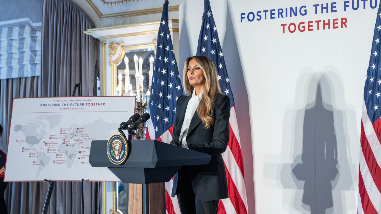 Melania Trump, la CNN entra dalla porta della First Lady mentre Trump la tiene fuori dalla Casa Bianca